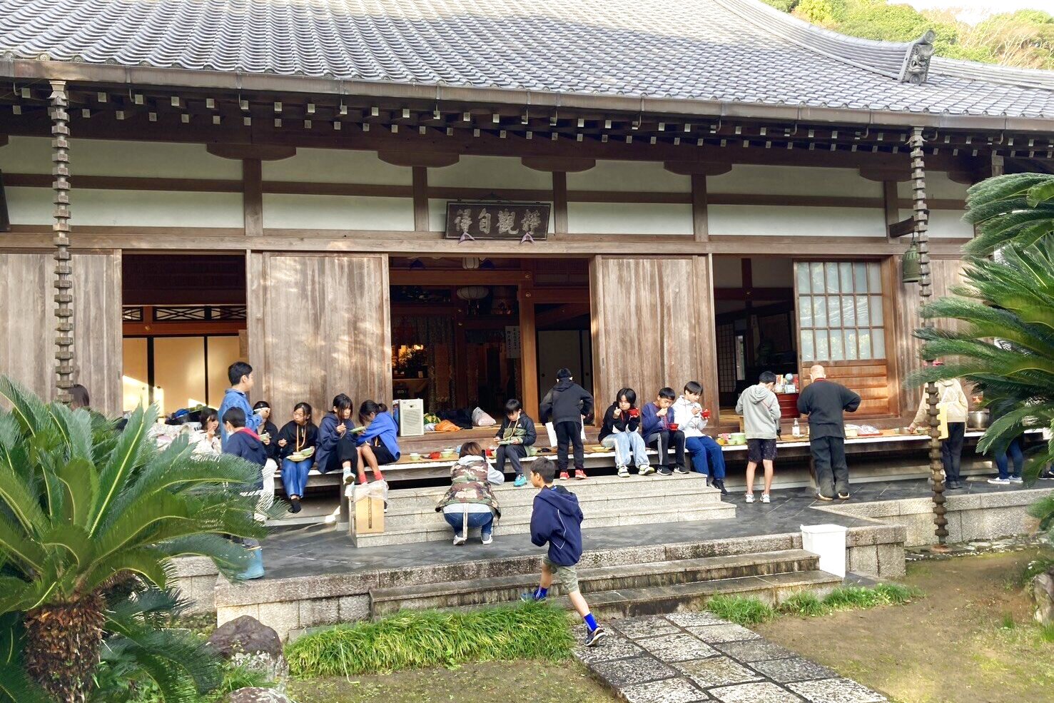 子どもたちに、焼き立ての干物の朝ごはんを提供してきました。
